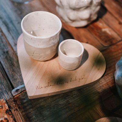 Holztablett in Herzform mit zwei Tassen und einer Untertasse, ideales Geschenk.